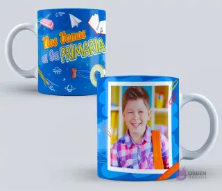 Dos tazas de graduación con fondo azul vibrante. Una con la frase 'Nos Vamos a la Primaria' y elementos escolares. La otra con un niño feliz en un marco azul con clips de papel y una regla.
