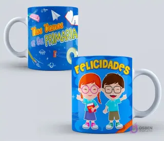 Dos tazas de graduación con fondo azul. Una con la frase 'Nos Vamos a la Primaria' y dibujos de cohetes y aviones. La otra con dos niños animados, un niño y una niña, sonriendo y con la frase 'Felicidades'.