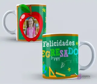 Dos tazas de graduación con temática de pizarra escolar verde. Una con una niña sonriente en un marco de manzana, la otra con la frase 'Feliz Egresado' en letras coloridas y útiles escolares.
