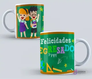 Dos tazas de graduación con diseño de pizarra verde. Una muestra un niño y una niña animados felices, la otra con la frase 'Feliz Egresado' en letras coloridas y elementos escolares.