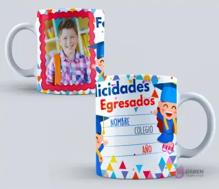 Dos tazas de graduación infantil con fondo de triángulos coloridos. Una con un niño sonriente en un marco rojo. La otra con la frase 'Felicidades Egresados', espacio para 'NOMBRE', 'COLEGIO', 'AÑO' y niños animados con birretes.