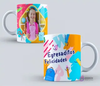 Dos tazas de sublimación con diseño de graduación infantil. Una con una niña sonriente con mochila en un marco rosa y elementos como tijeras y un libro. La otra con la frase 'Egresaditos Felicidades' y mochila y lápices animados.