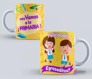 Dos tazas de graduación infantil con fondo amarillo de rayos solares. Una con la frase 'Nos Vamos a la Primaria!' y libros flotando. La otra con un niño y una niña animados saltando y la frase 'Felicitaciones Egresaditos!!'.