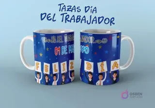 Diseño de taza Día del Trabajador con figuras animadas sosteniendo 'Feliz Día 01 de Mayo' sobre fondo azul estrellado.