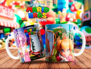 Par de tazas sublimadas con la Princesa Peach de Mario Bros La Película, una de ellas personalizada con el nombre 'Lucía', sobre un fondo del Reino Champiñón.