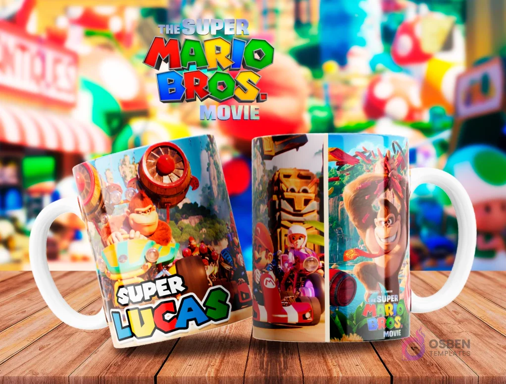 Par de tazas con escenas de Mario Kart de la película de Super Mario Bros, una personalizada con el nombre 'Lucas', sobre un fondo de paisaje animado.