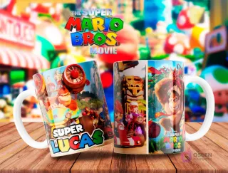 Par de tazas con escenas de Mario Kart de la película de Super Mario Bros, una personalizada con el nombre 'Lucas', sobre un fondo de paisaje animado.
