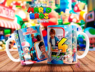 Dos tazas con personajes de Super Mario Bros como Toad y Mario, una con la frase 'Feliz Cumpleaños' y el nombre 'Carlos' con el número 4.