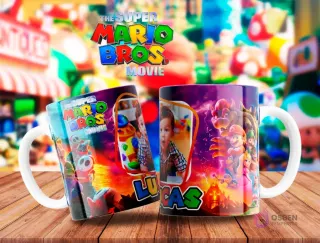 Dos tazas sublimadas con el villano Bowser de Super Mario Bros La Película, una personalizada con el nombre 'Lucas', sobre un fondo de fuego.