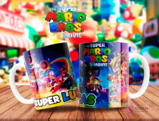 Tazas con Mario y Luigi en sus karts de Super Mario Bros La Película, una con el nombre 'Lucas', sobre una pista de carreras brillante.