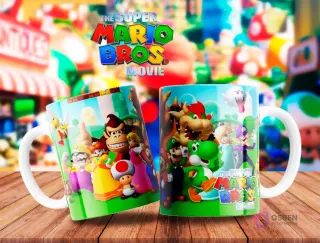 Par de tazas con el elenco completo de Super Mario Bros La Película: Mario, Luigi, Peach, Toad, Donkey Kong, Bowser, Yoshi, sobre un vibrante fondo del Reino Champiñón.