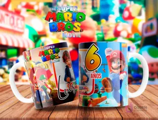 Dos tazas de Super Mario Bros, una con Mario y Luigi y la otra personalizada con el nombre 'Luis' y el número '6', sobre un paisaje animado.
