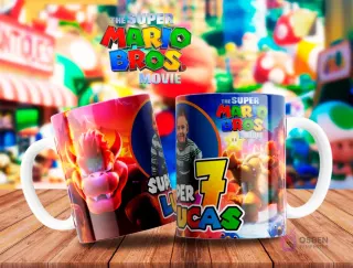 Tazas con el personaje Bowser de Super Mario Bros La Película, una personalizada con el nombre 'Lucas' y el número '7', sobre un fondo ardiente.