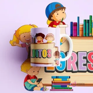 Taza de sublimación para egresaditos con diseño de niños alegres y la palabra 'EGRESADITOS' entre libros.