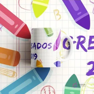 Taza de sublimación para egresados con diseño de 'EGRESADOS 2019' y fondo de lápices de cera y cuaderno a cuadros.