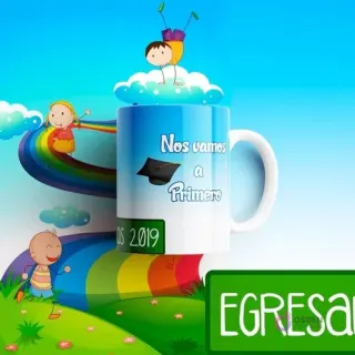 Taza de sublimación para egresaditos con diseño 'Nos vamos a Primero', birrete de graduación, arcoíris y niños jugando.