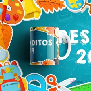 Taza de sublimación con diseño 'EGRESADITOS 2019' rodeada de elementos escolares como hojas de otoño, mochila y útiles.