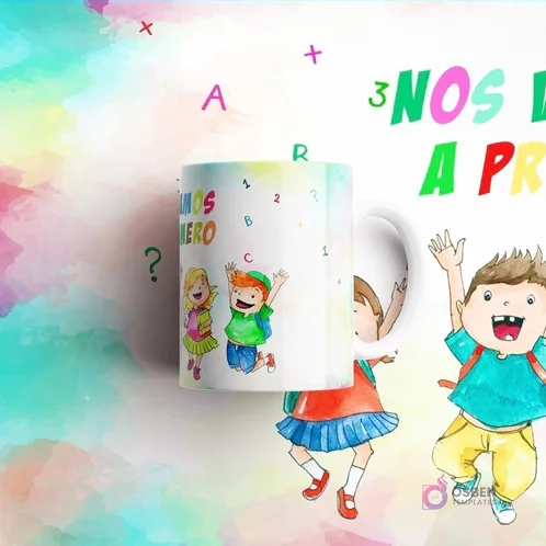 Taza de sublimación con diseño colorido 'NOS VAMOS A PRIMERO', números, letras y niños felices en un fondo acuarela.
