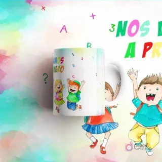Taza de sublimación con diseño colorido 'NOS VAMOS A PRIMERO', números, letras y niños felices en un fondo acuarela.