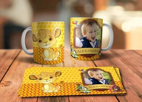 Mockup de taza sublimada con Simba bebé sonriente y fondo amarillo de puntos, junto a una taza personalizable con foto infantil y nombre 'Alexander', y plantilla plana del diseño.