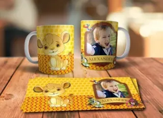 Mockup de taza sublimada con Simba bebé sonriente y fondo amarillo de puntos, junto a una taza personalizable con foto infantil y nombre 'Alexander', y plantilla plana del diseño.