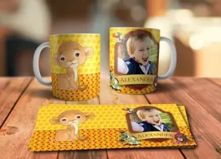Vista detallada de taza para sublimar con Simba bebé sobre fondo amarillo y rojo, y mockup de taza personalizable con foto de un niño feliz y texto 'Alexander', más la plantilla horizontal del diseño.