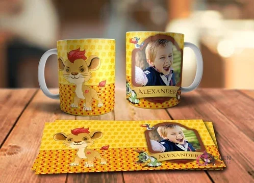 Diseño de taza sublimada con Simba niño (estilo Kion) de pie, en patrón amarillo y puntos rojos, y taza mockup con foto de niño y nombre 'Alexander', con la plantilla lista.