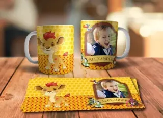 Diseño de taza sublimada con Simba niño (estilo Kion) de pie, en patrón amarillo y puntos rojos, y taza mockup con foto de niño y nombre 'Alexander', con la plantilla lista.