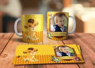 Taza para sublimar con Simba niño sentado, expresión curiosa, en fondo amarillo y rojo, y mockup de taza personalizada con fotografía de un niño sonriente y el nombre 'Alexander', más la plantilla horizontal.