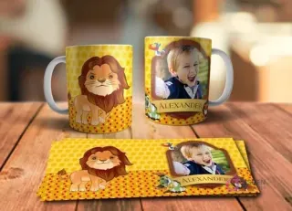 Taza sublimada con Simba adulto de pie, estilo más realista, sobre patrón amarillo punteado, y mockup de taza con foto de niño 'Alexander', junto a la plantilla.