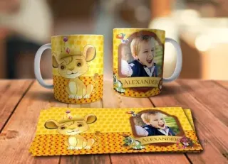 Taza sublimada con Simba bebé sentado llevando una corona de hojas, en fondo amarillo y puntos rojos, y taza de mockup personalizable con foto infantil y nombre 'Alexander', con la plantilla plana.