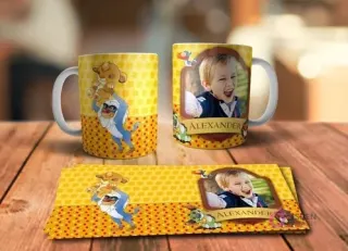 Diseño de taza sublimada con Rafiki sosteniendo a Simba bebé en patrón amarillo y rojo, y mockup de taza personalizada con foto de niño y nombre 'Alexander', más la plantilla completa.