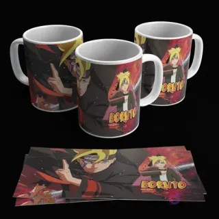 Taza sublimada con diseño de Boruto Uzumaki en pose dinámica, fondo rojo oscuro, y plantilla de diseño a sus pies. Incluye realidad aumentada.