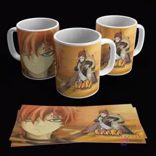 Taza sublimada con diseño de Gaara, el Kazekage, con fondo desértico y plantilla de diseño a sus pies. Incluye realidad aumentada.