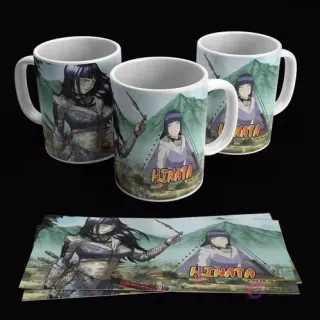 Taza sublimada con diseño de Hinata Hyuga en pose de combate, fondo de paisaje montañoso, y plantilla de diseño a sus pies. Incluye realidad aumentada.