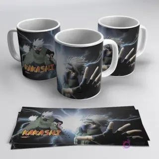 Taza sublimada con diseño de Kakashi Hatake realizando un jutsu de rayo, fondo eléctrico, y plantilla de diseño a sus pies. Incluye realidad aumentada.