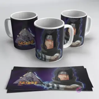 Taza sublimada con diseño de Sasuke Uchiha, fondo morado con relámpagos, y plantilla de diseño a sus pies. Incluye realidad aumentada.