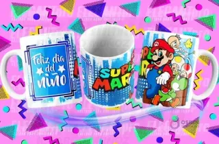 Tres tazas sublimadas con diseños para el Día del Niño y Super Mario, sobre fondo rosa con patrones geométricos. Una taza dice 'Feliz día del Niño' en azul, otra muestra el logo 'SUPER MARIO', y la tercera presenta a Mario con personajes del juego.