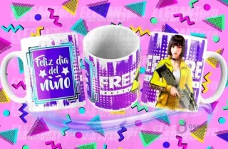 Tres tazas sublimadas con diseños para el Día del Niño y Free Fire, sobre fondo rosa con patrones geométricos. Una taza dice 'Feliz día del Niño' en azul, otra muestra el logo de Free Fire, y la tercera presenta a un personaje femenino de Free Fire con un arma.