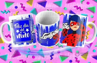 Tres tazas sublimadas con diseños para el Día del Niño y Ladybug, sobre fondo rosa con patrones geométricos. Una taza dice 'Feliz día del Niño' en azul, otra muestra el logo 'Ladybug', y la tercera presenta a Miraculous Ladybug.