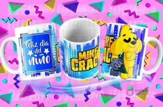 Tres tazas sublimadas con diseños para el Día del Niño y Mikecrack, sobre fondo rosa con patrones geométricos. Una taza dice 'Feliz día del Niño' en azul, otra muestra el logo 'MIKE CRACK', y la tercera presenta a Mikecrack con su amigo.