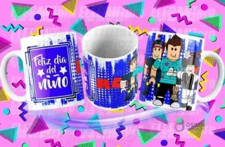 Tres tazas sublimadas con diseños para el Día del Niño y Roblox, sobre fondo rosa con patrones geométricos. Una taza dice 'Feliz día del Niño' en azul, otra muestra el logo 'ROBLOX', y la tercera presenta a avatares de Roblox.
