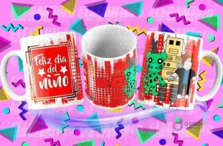 Tres tazas sublimadas con diseños para el Día del Niño y Roblox (Piggy), sobre fondo rosa con patrones geométricos. Una taza dice 'Feliz día del Niño' en rojo, otra muestra el logo 'ROBLOX' en rojo, y la tercera presenta a personajes de Roblox, incluyendo a Piggy.