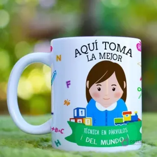 Taza blanca de sublimación con diseño 'Aquí Toma La Mejor Técnica en Párvulos del Mundo'. Ilustración de mujer técnico parvulario sonriente con pelo castaño, blusa azul, rodeada de bloques de colores, un tren de juguete y letras del abecedario, sobre un fondo verde desenfocado de naturaleza.
