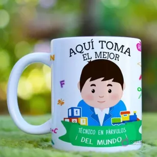 Taza blanca de sublimación con diseño 'Aquí Toma El Mejor Técnico en Párvulos del Mundo'. Ilustración de hombre técnico parvulario sonriente con pelo castaño, traje azul, rodeado de bloques de colores, un tren de juguete y letras del abecedario, sobre un fondo verde desenfocado de naturaleza.