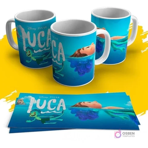 Tres tazas blancas con diseño de Luca de Disney Pixar emergiendo del agua en forma humana, sobre fondo azul, con el logo. Abajo, dos hojas con el mismo diseño.