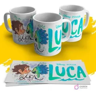 Tres tazas blancas con diseño caricaturesco de Luca (humano) y Alberto (monstruo marino) de Disney Pixar, con el logo. Abajo, dos hojas con el mismo diseño.
