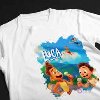 Polera blanca con diseño sublimado de Luca y Alberto de Disney Pixar comiendo helado, con otros personajes saltando al fondo, y el logo.