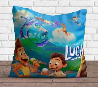 Cojín cuadrado sublimado con escena de Luca y Alberto de Disney Pixar comiendo helado, y dos monstruos marinos saltando al fondo, con paisaje de colinas y cielo azul.