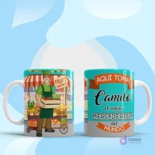 Taza personalizada para 'Camilo el mejor Mercaderista del mundo', con un mercaderista en un puesto de frutas y verduras, sobre un fondo azul claro con nubes.
